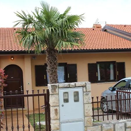 Modern Apartment In Kastelir With Swimming Pool Holiday home Kastelir
